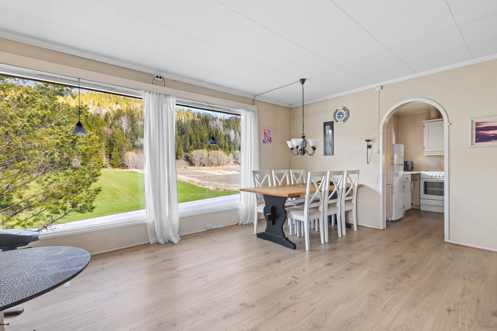 Det er god plass til spisestuemøblement på stua. Galleribilde