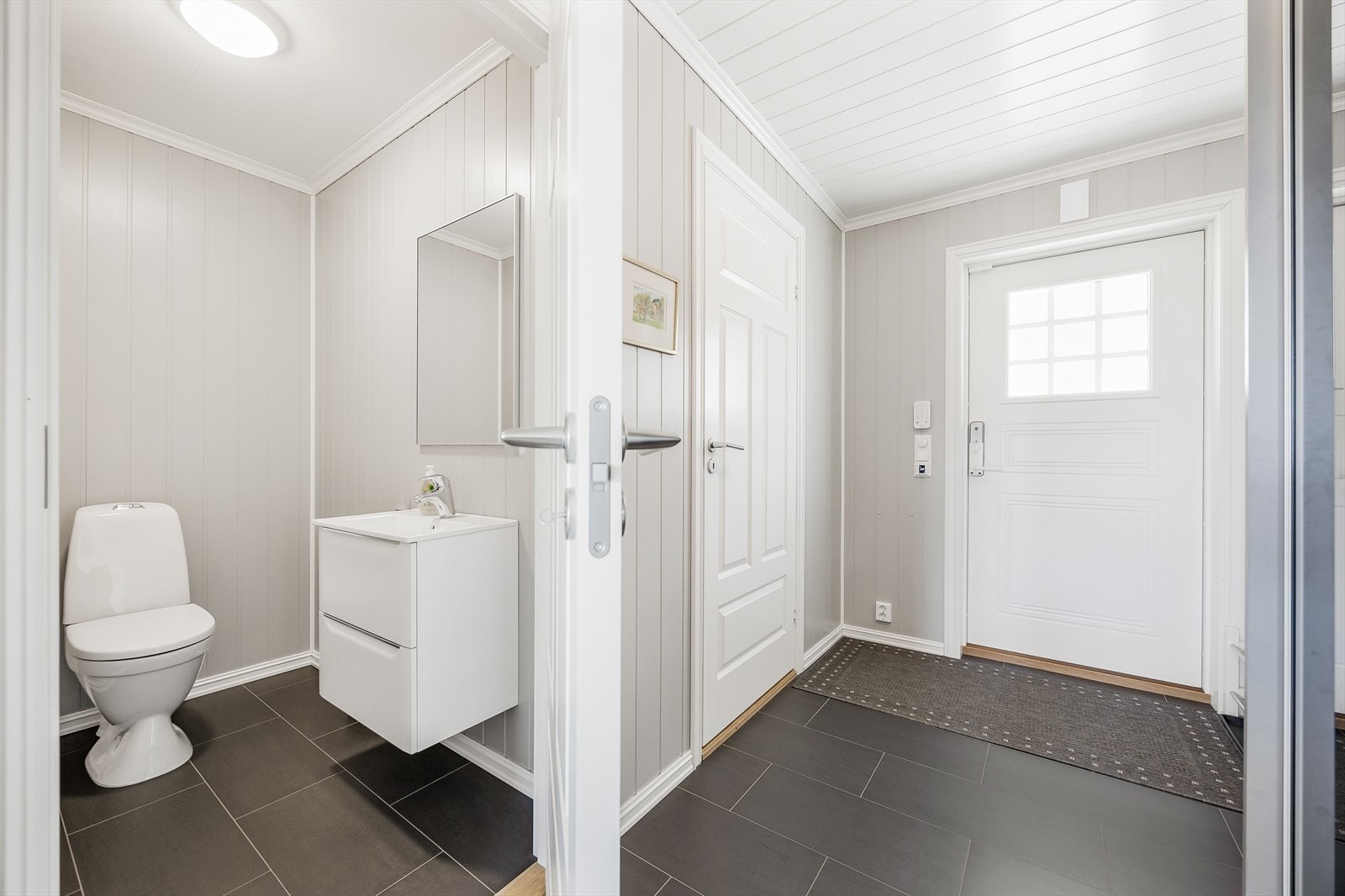 Gang med toalett og vaskerom ligger praktisk til. Galleribilde