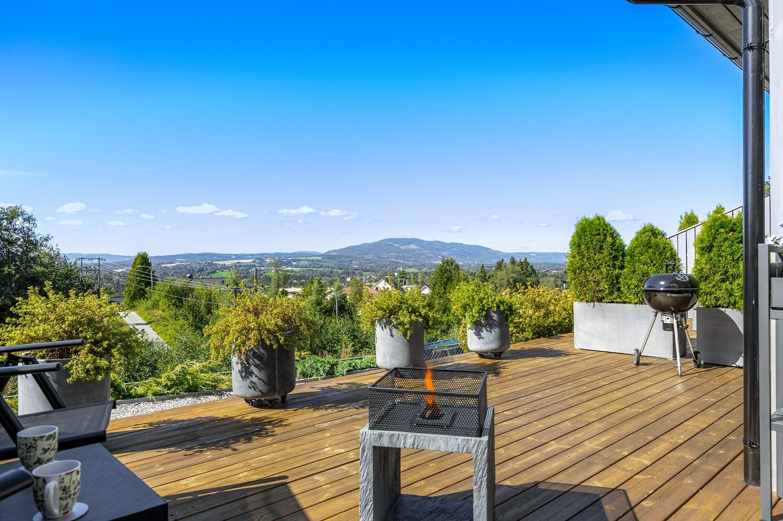 Spektakulær utsikt mot Romeriksåsen og Mistberget som blikkfang! Galleribilde