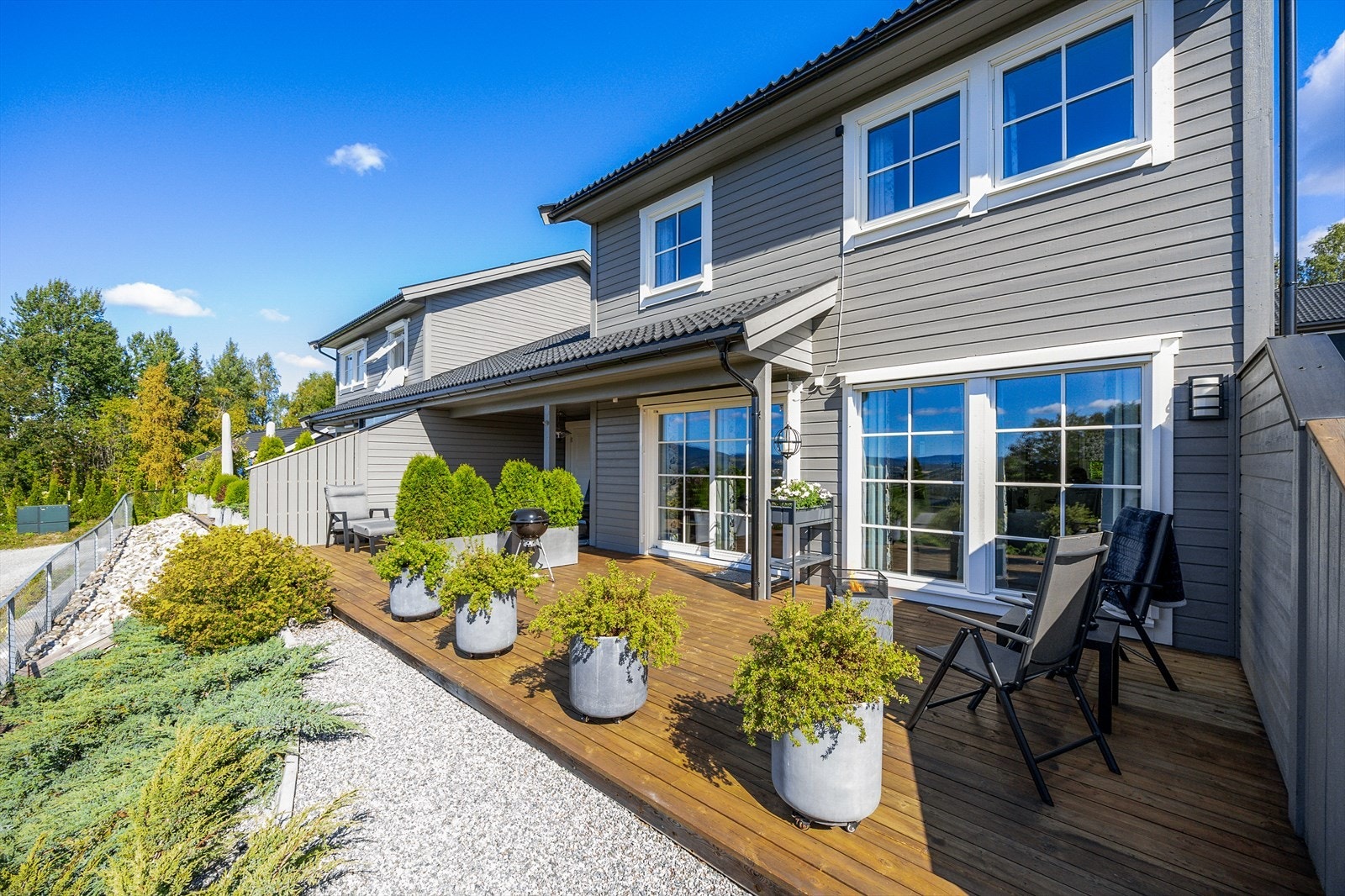 Innbydende uteplass med et lite overbygg, samt levegger - perfekt for solfylte dager og sene kvelder. Galleribilde