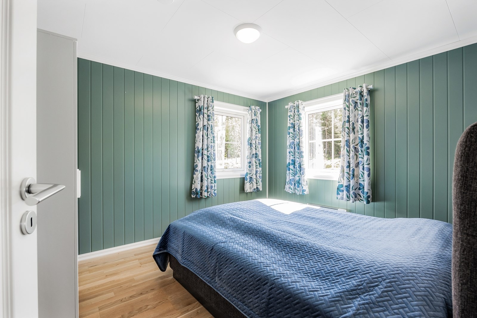 Soverommet fremstår lyst, romslig og innbydende med en harmonisk grønnfarge. Galleribilde