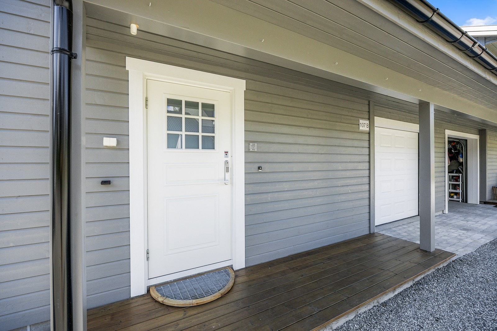 Overbygget inngangsparti med platting på ca 5 kvm. Velkommen inn! Galleribilde