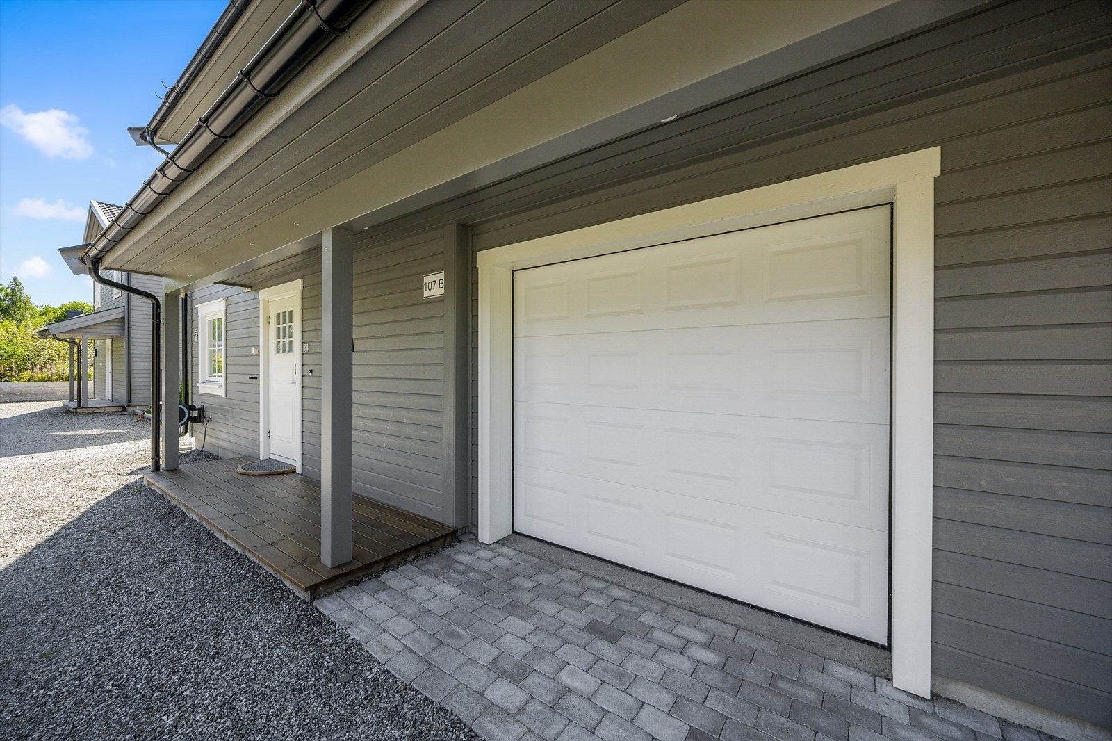 Boligen har et pent opparbeidet inngangsparti med integrert garasje og god belysning. Galleribilde