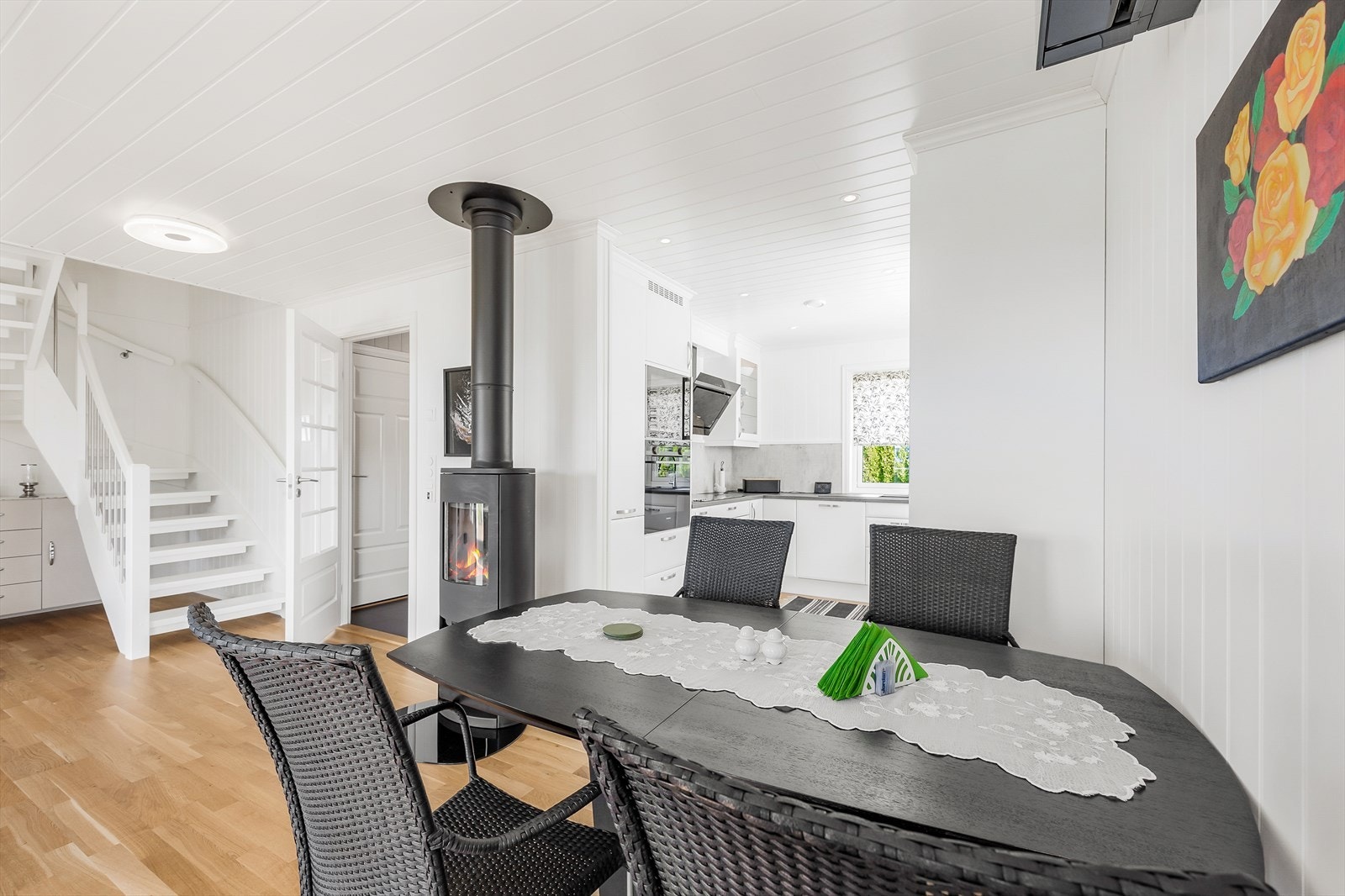 Kjøkkenet har en glidende overgang til spiseplassen. Galleribilde