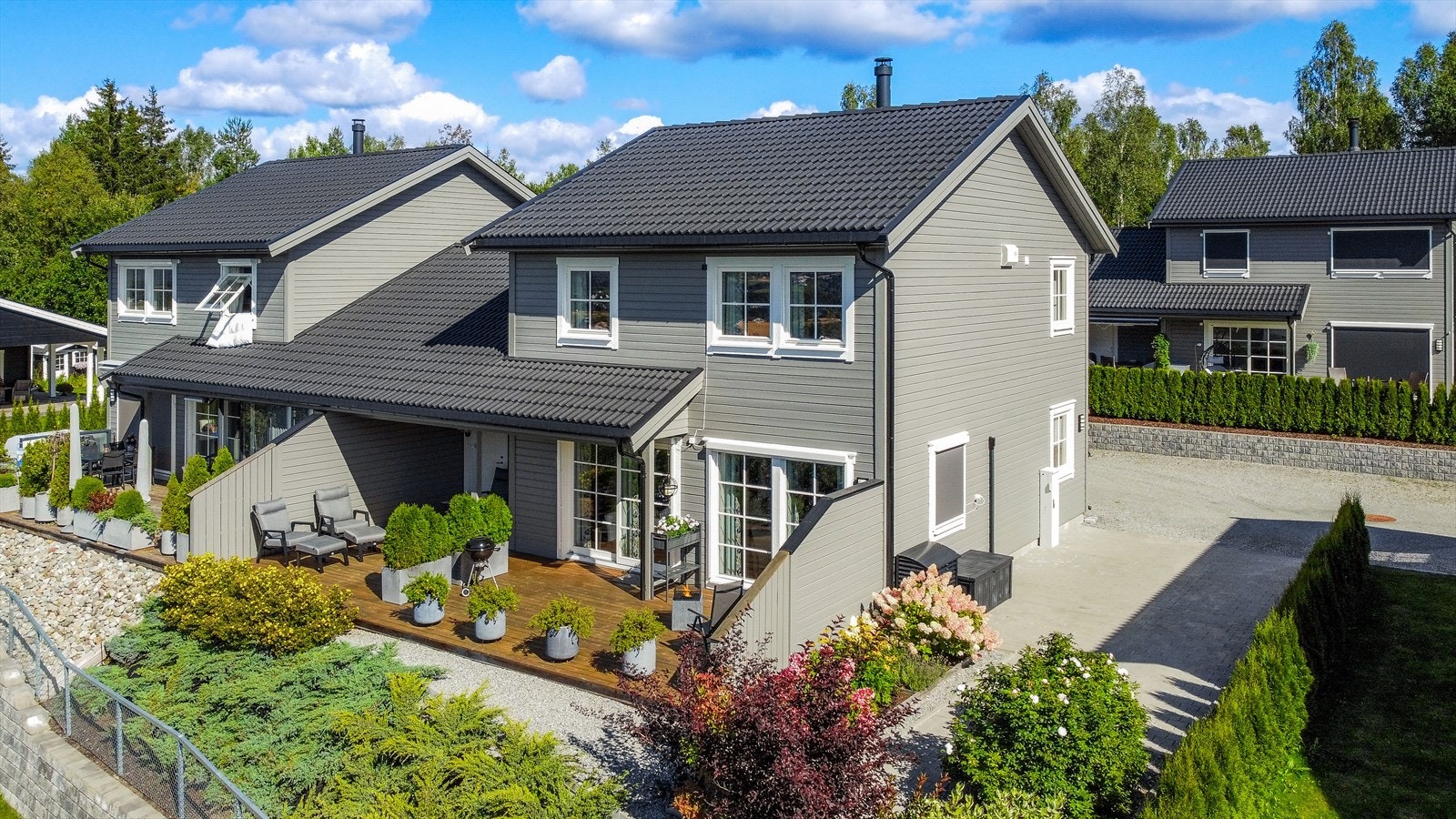 Flott fasade med skjermet terrasse, ekstra parkering og opparbeidet hage. Galleribilde