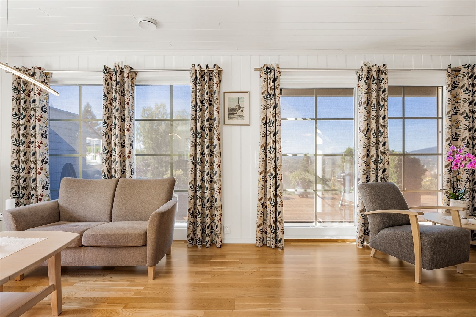 Det er montert screens fra Lady Solskjerming på alle vinduer i stuen, som gir svært god solskjerming. Galleribilde