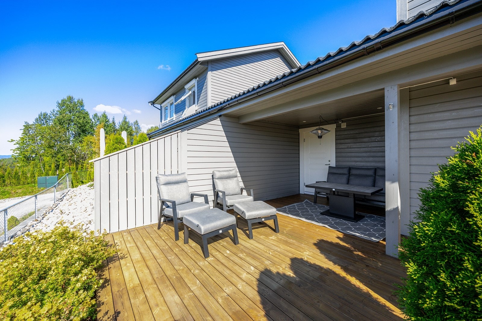 Her er det god plass til utemøblement i forskjellige soner. Galleribilde