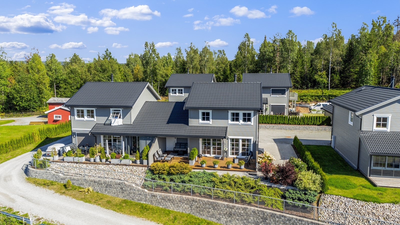 Oversikt over hele boligen og det pene opparbeidede uteområdet, samt naboene. Her bor du med skogen som nærmeste nabo, men likevel kun 5 minutters kjøring til Sundet sentrum. Galleribilde