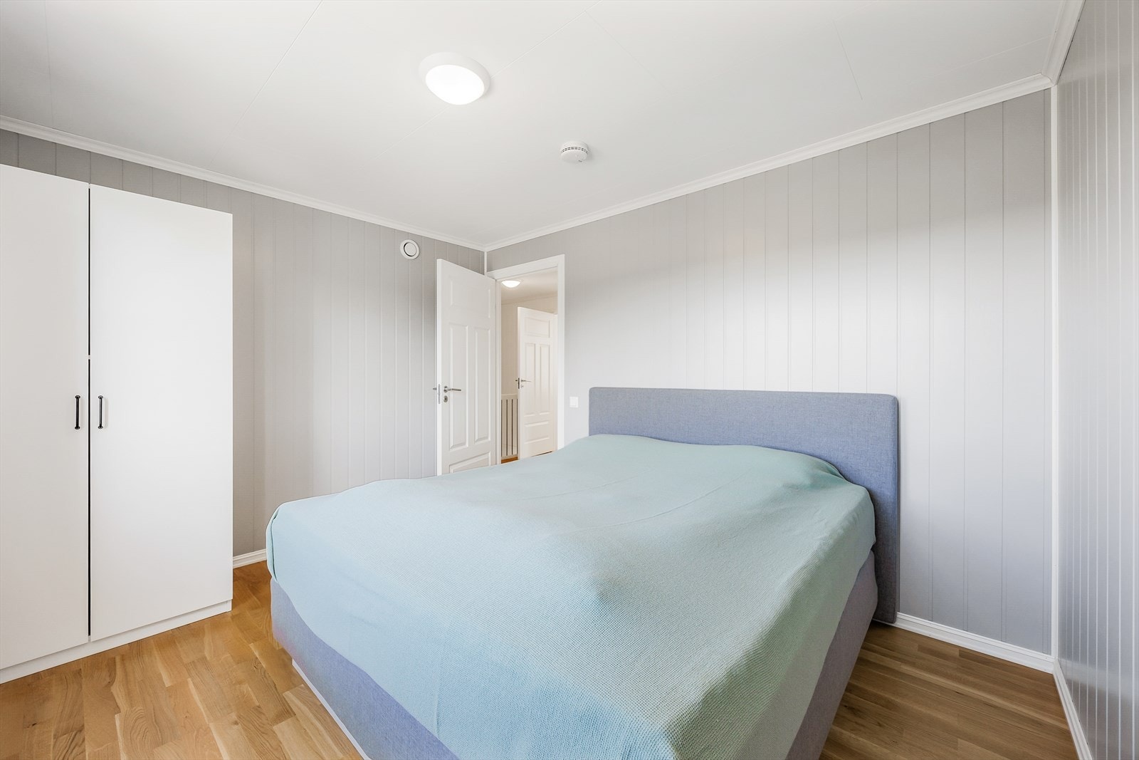 Soverom hvor både møblering og oppbevaring enkelt lar seg gjøre. Galleribilde