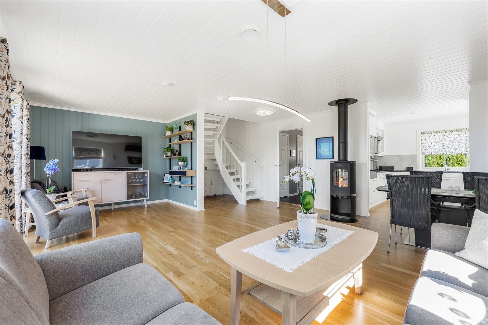 Romslig stue i en moderne og åpen løsning til kjøkken, og med pen trapp til 2. etg. Stuen fremstår luftig og innbydende. Galleribilde