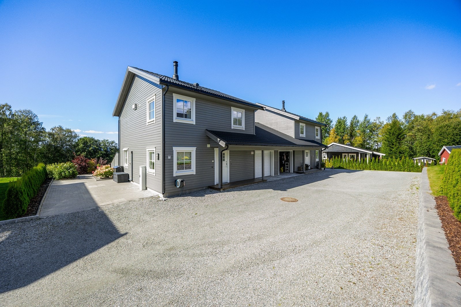 Lettstelt bolig i kjede med en romslig felles gårdsplass. Galleribilde