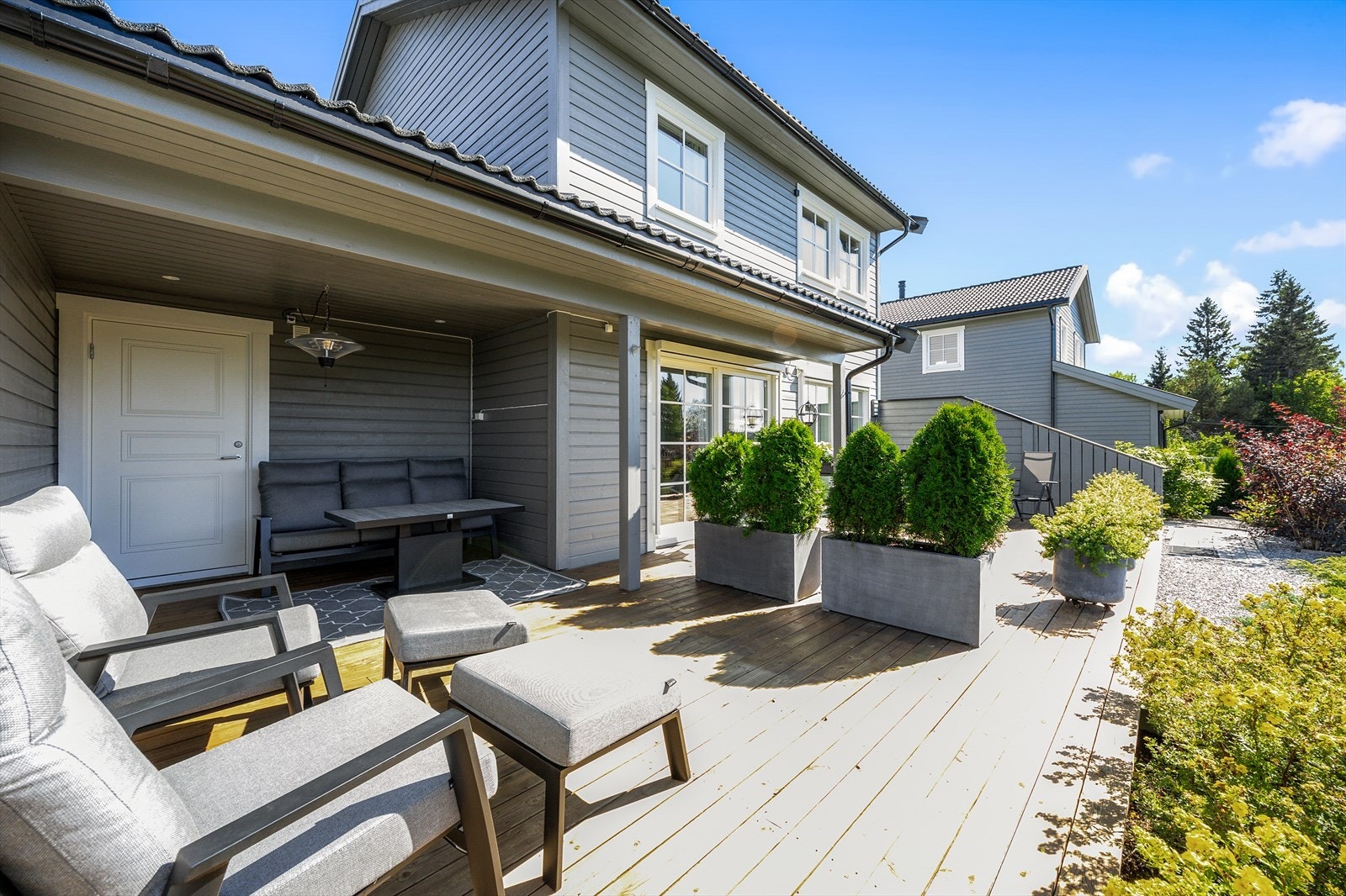 Terrassen har plass til flere adskilte sittegrupper både utenfor og under tak. Galleribilde