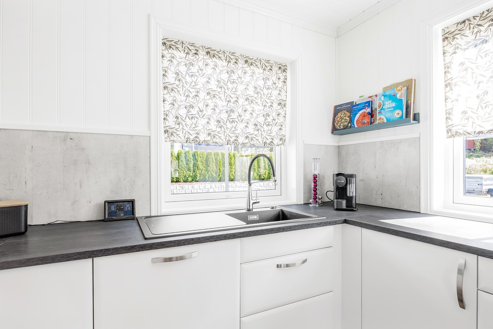 Godt med benkeplass til matlaging på kjøkkenet. Galleribilde