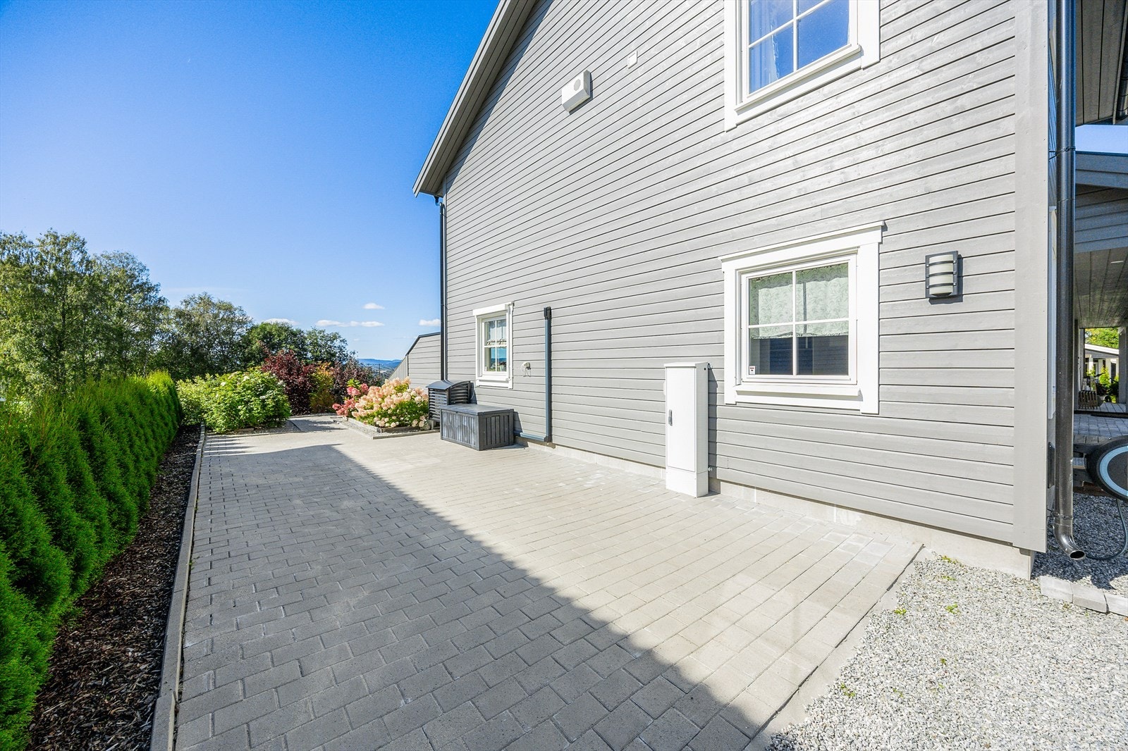 Flott oppstillingsplass med belegningsstein til bil eller annet ved siden av boligen. Galleribilde