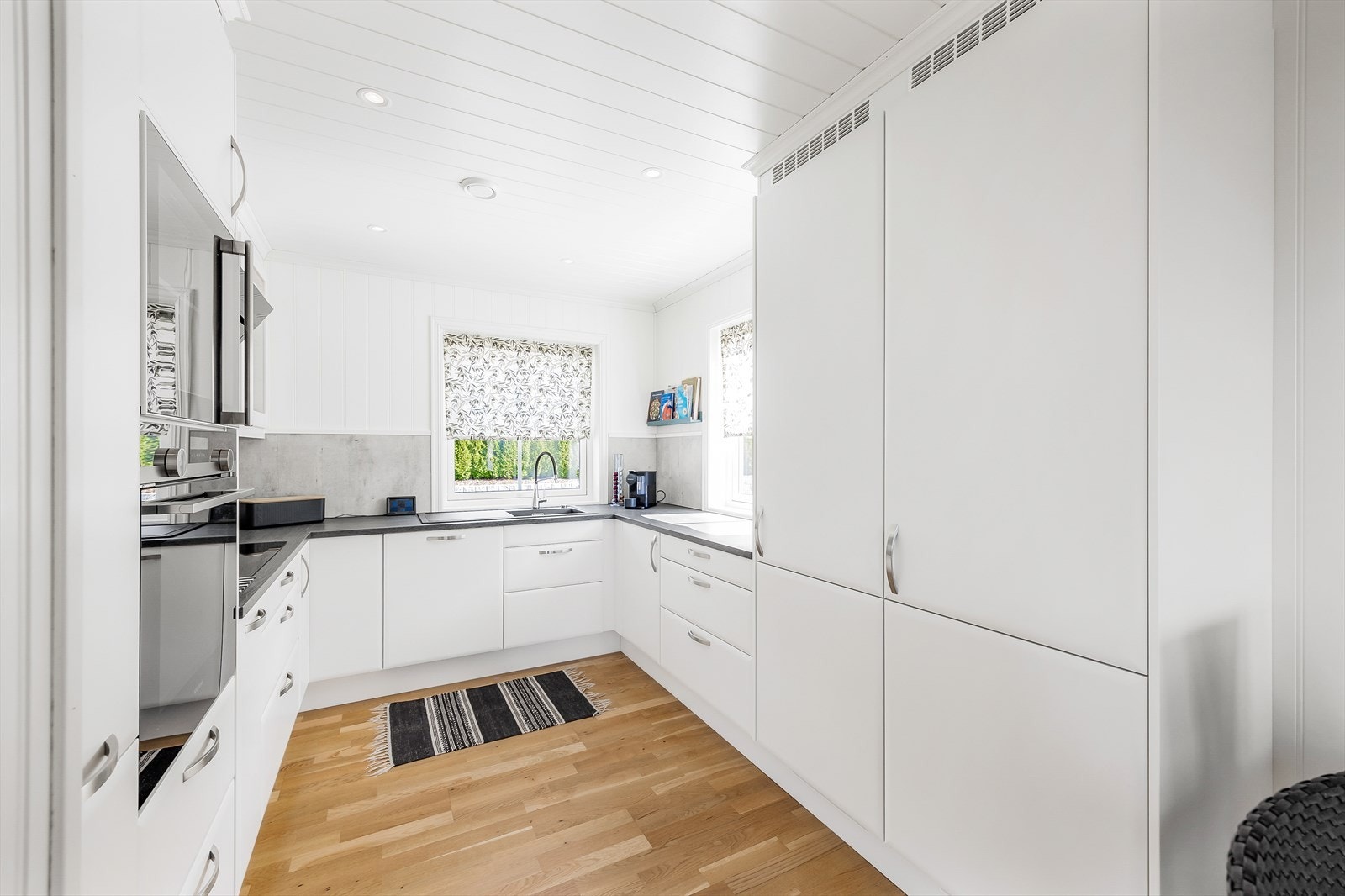 Kjøkkenet er oppgradert og har mye skap- og benkeplass. Lyst og hyggelig med gode lysforhold. Galleribilde