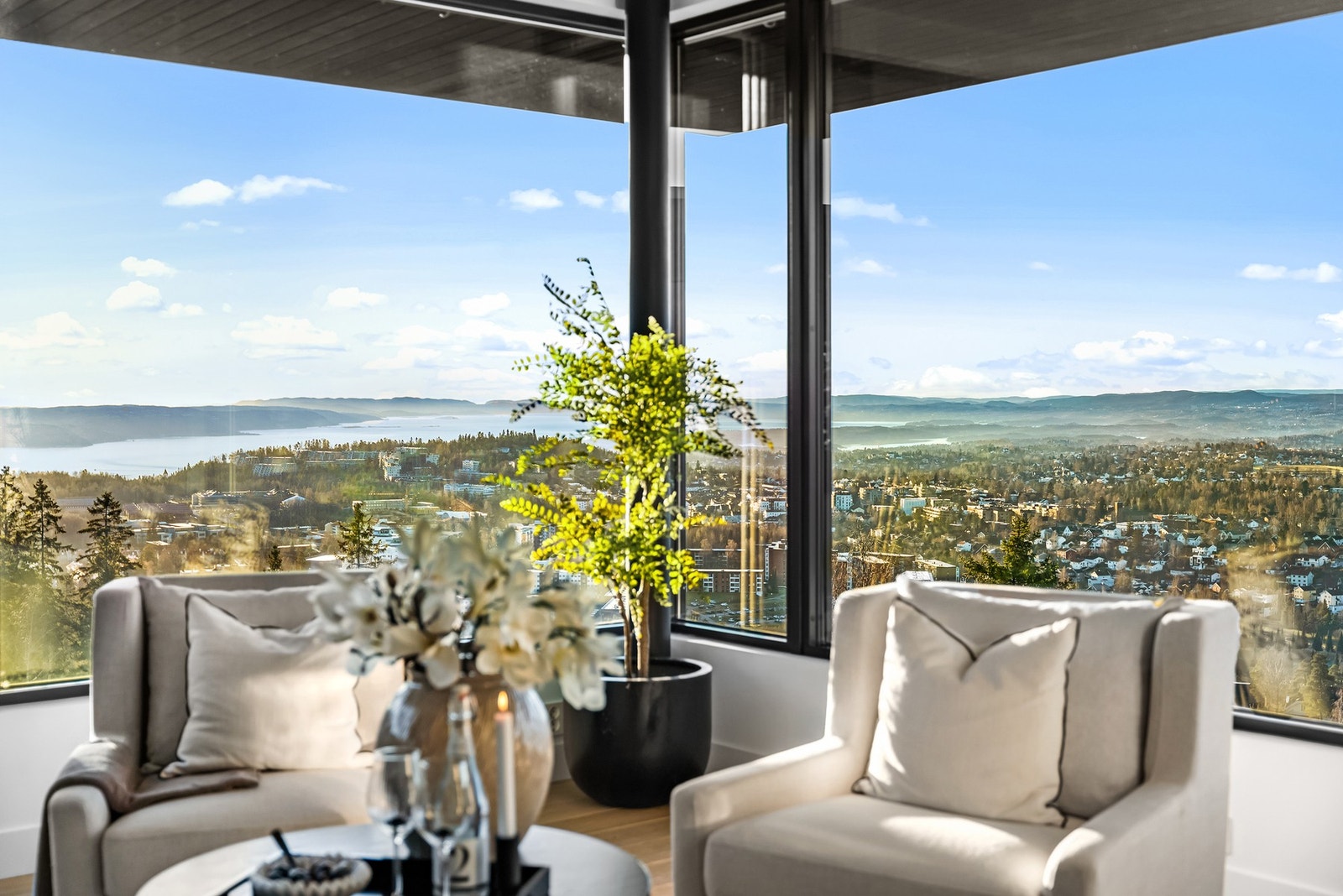 Utsikten fra stuen er fantastisk på bilder, men enda flottere i virkeligheten. Må oppleves! Galleribilde