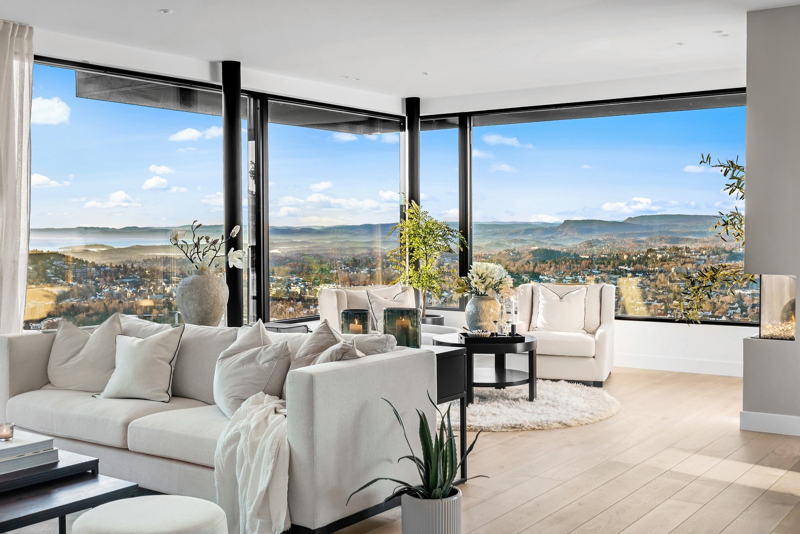 Velkommen til Setra vei 28, 4.etg. Høyt over Oslo ligger den vakre stuen i retning syd og vest. En lekker gasspeis gir god stemning og litt ekstra varme Galleribilde