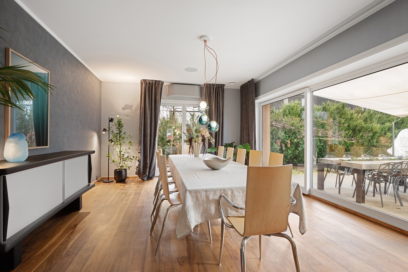 Vegghengt varmepumpe/aircondition på 3 soverom i 2 etasje, og i spisestue, allrom/lekerom, samt i entré (for stue) i 1. etasje. Galleribilde