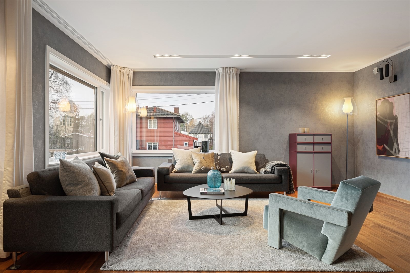 Boligen har en meget god planløsning med stor master avdeling, flere stuer, kjøkken med tilknyttet spisestue. Galleribilde