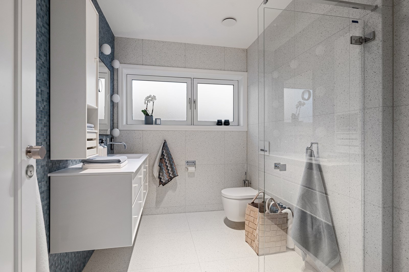 6 bad, hvorav 2 baderom fra 2025 med lekre terrazzo fliser og montana baderomsmøbel. Galleribilde