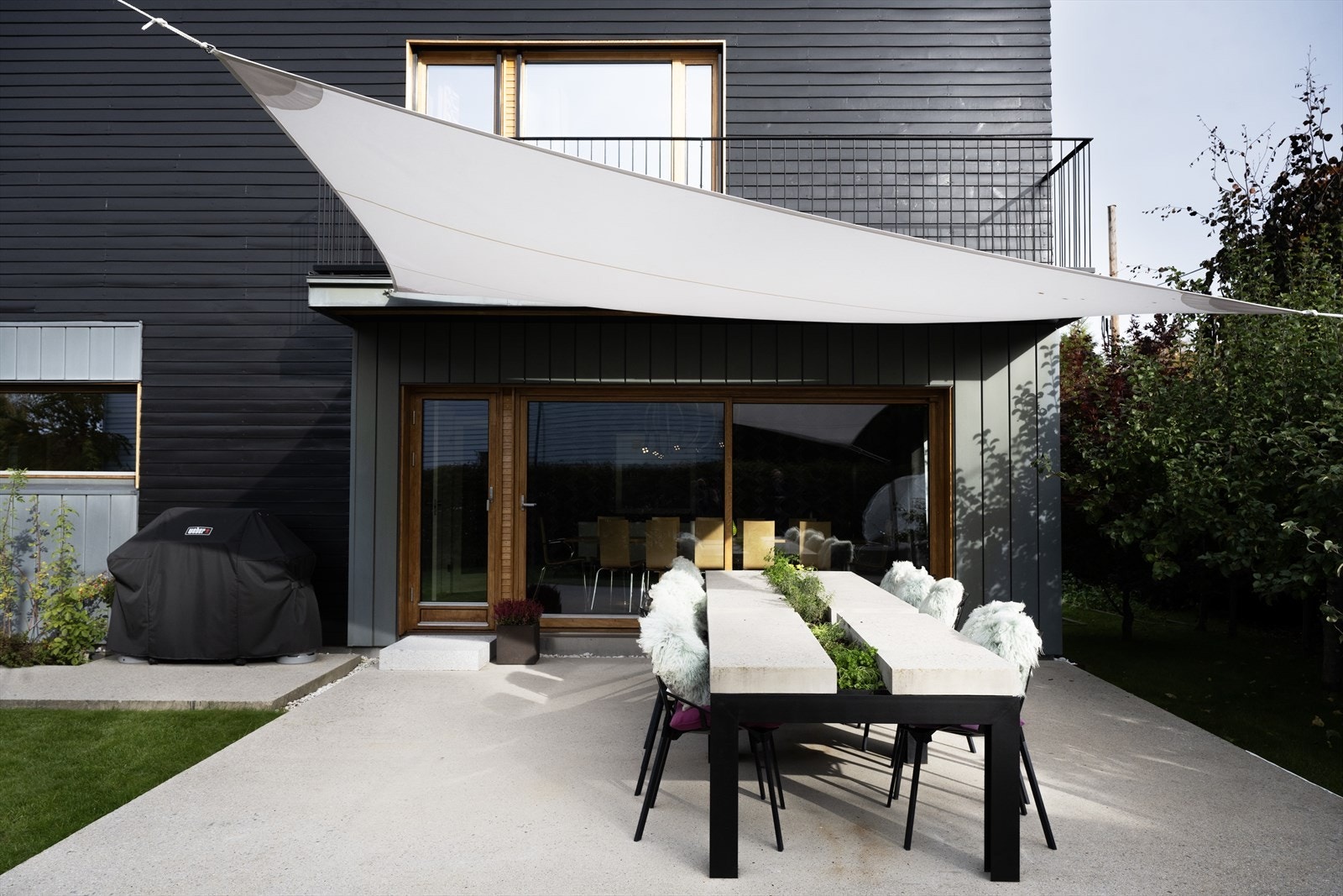 Det er vannuttak på husets østlige og vestlige side samt vannuttak for varmt og kaldt vann i garasjeanlegg. Galleribilde