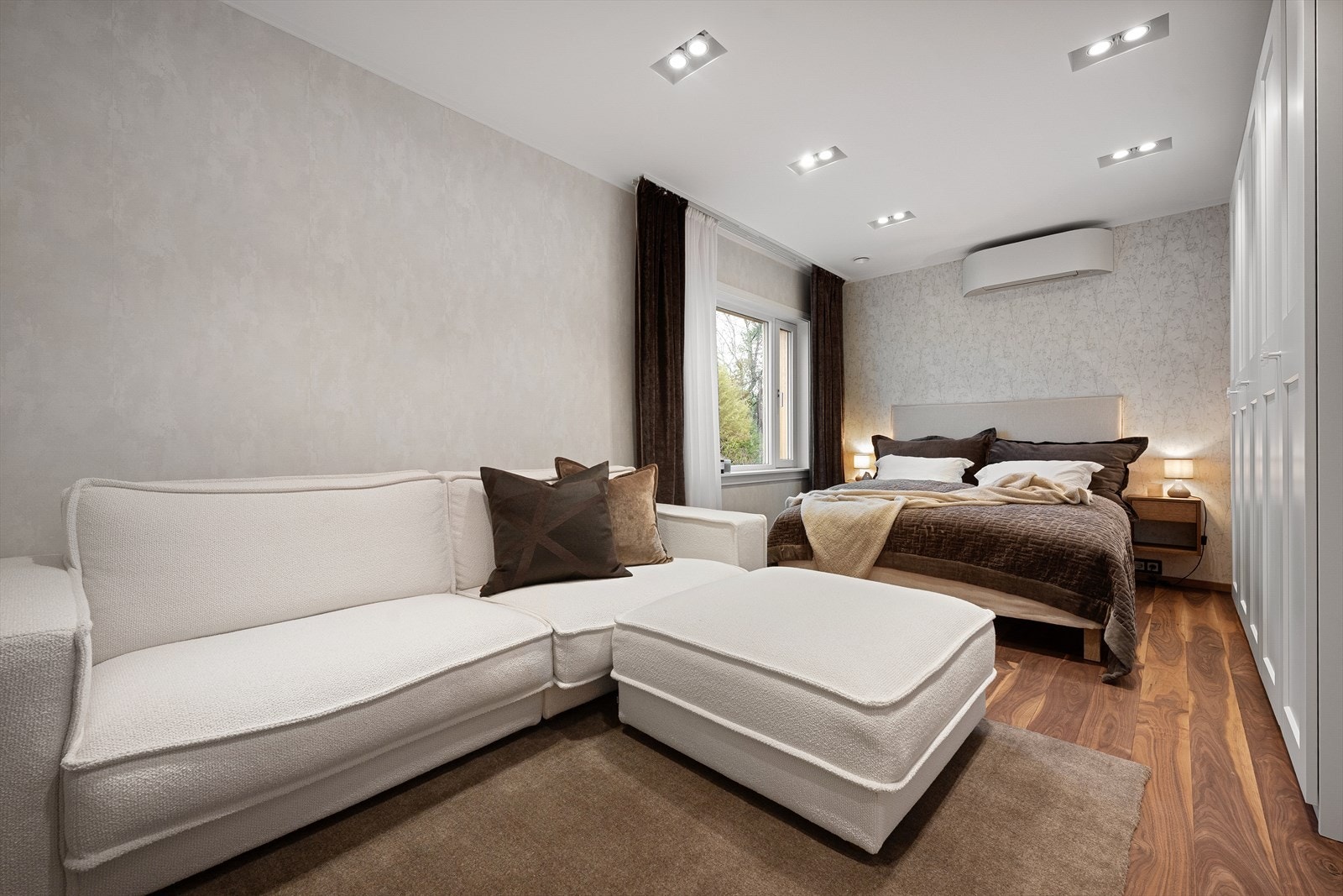 Boligen har i alt 7 soverom, og 6 bad. Galleribilde