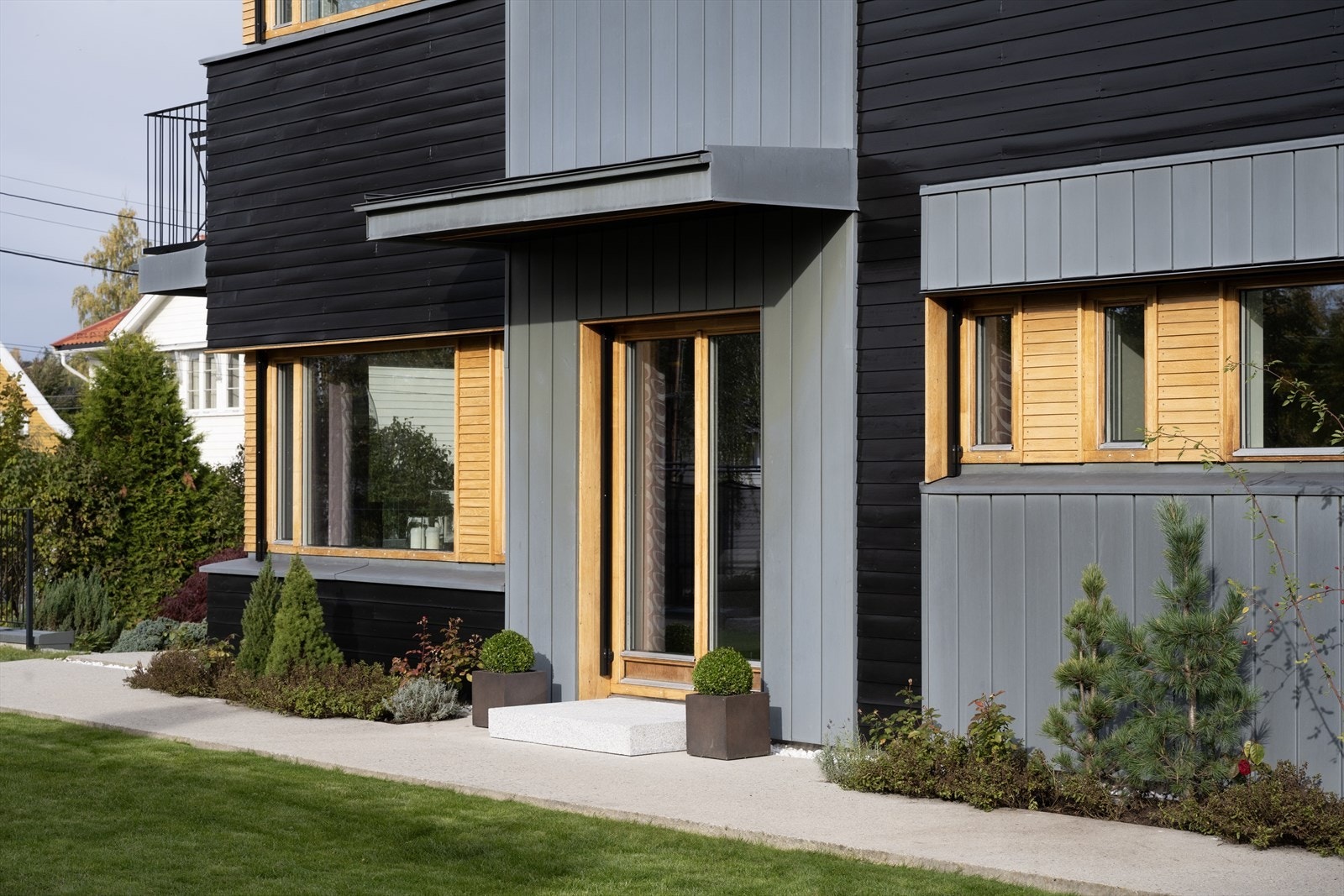 Det er screens for solskjerming på vinduer i soverom, stue, og kjøkken mot syd og vest, montert 2023. Galleribilde