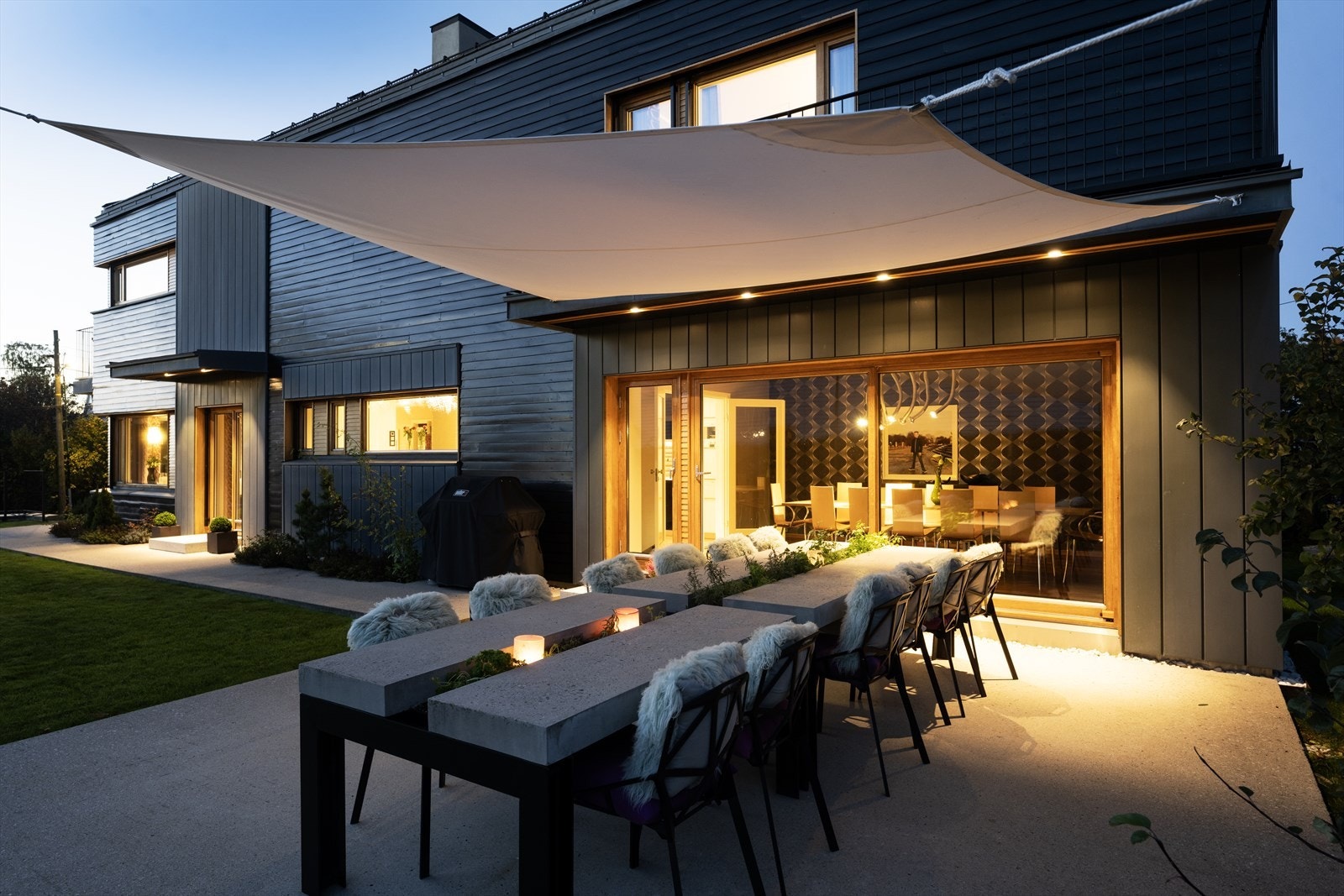 Husets kledning består av en kombinasjon av liggende sortmalt osp trekledning og stående Sink kledning. Vridde osp bord ble byttet høsten 2025). Galleribilde