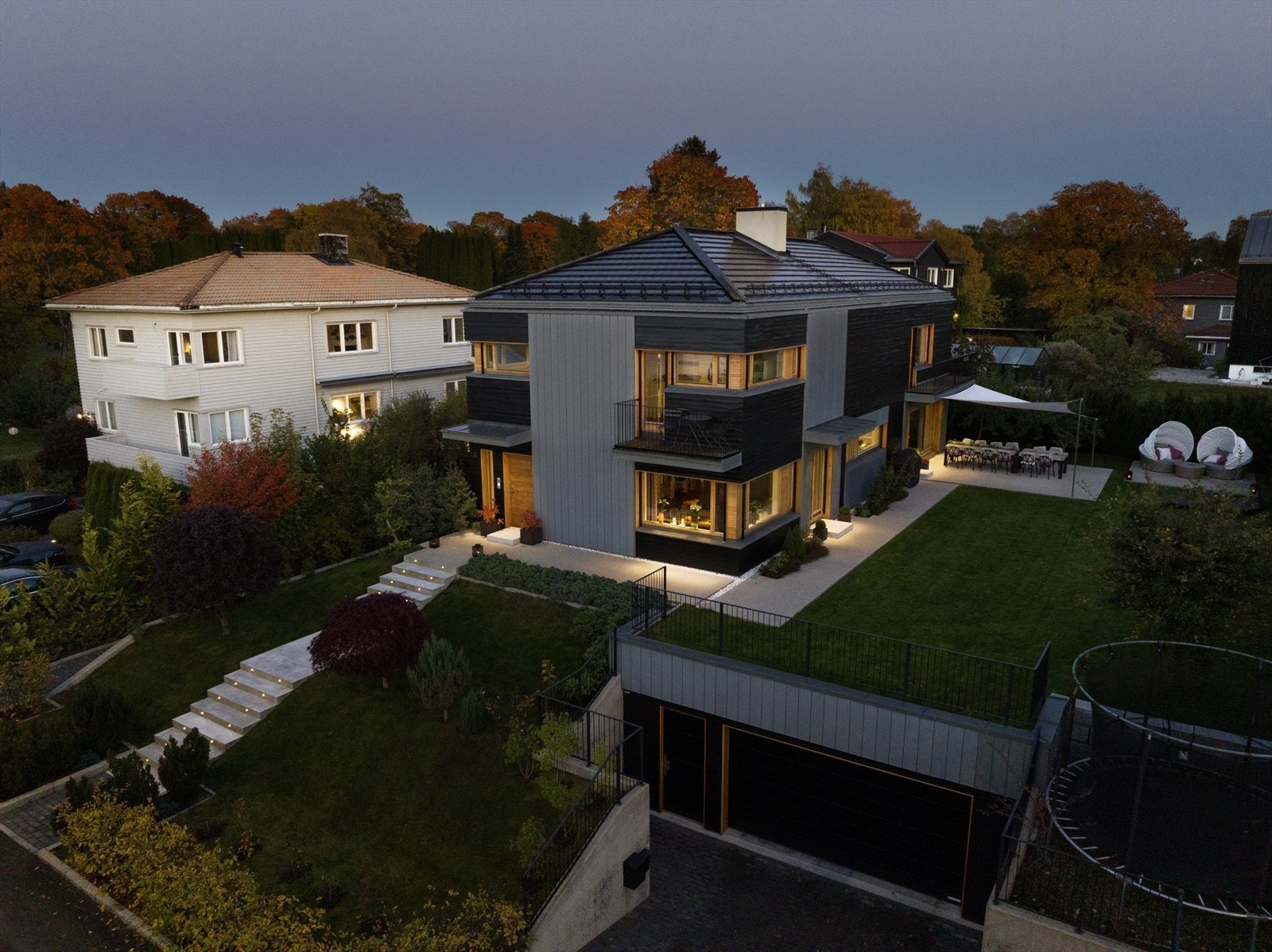 Eiendommen ligger tilbaketrukket på et høydedrag i en svært rolig og skjermet blindvei, uten gjennomgangstrafikk, noe som gjør området spesielt trygt og barnevennlig. Rundt trampolinen er det store mengder markjordbær. Galleribilde