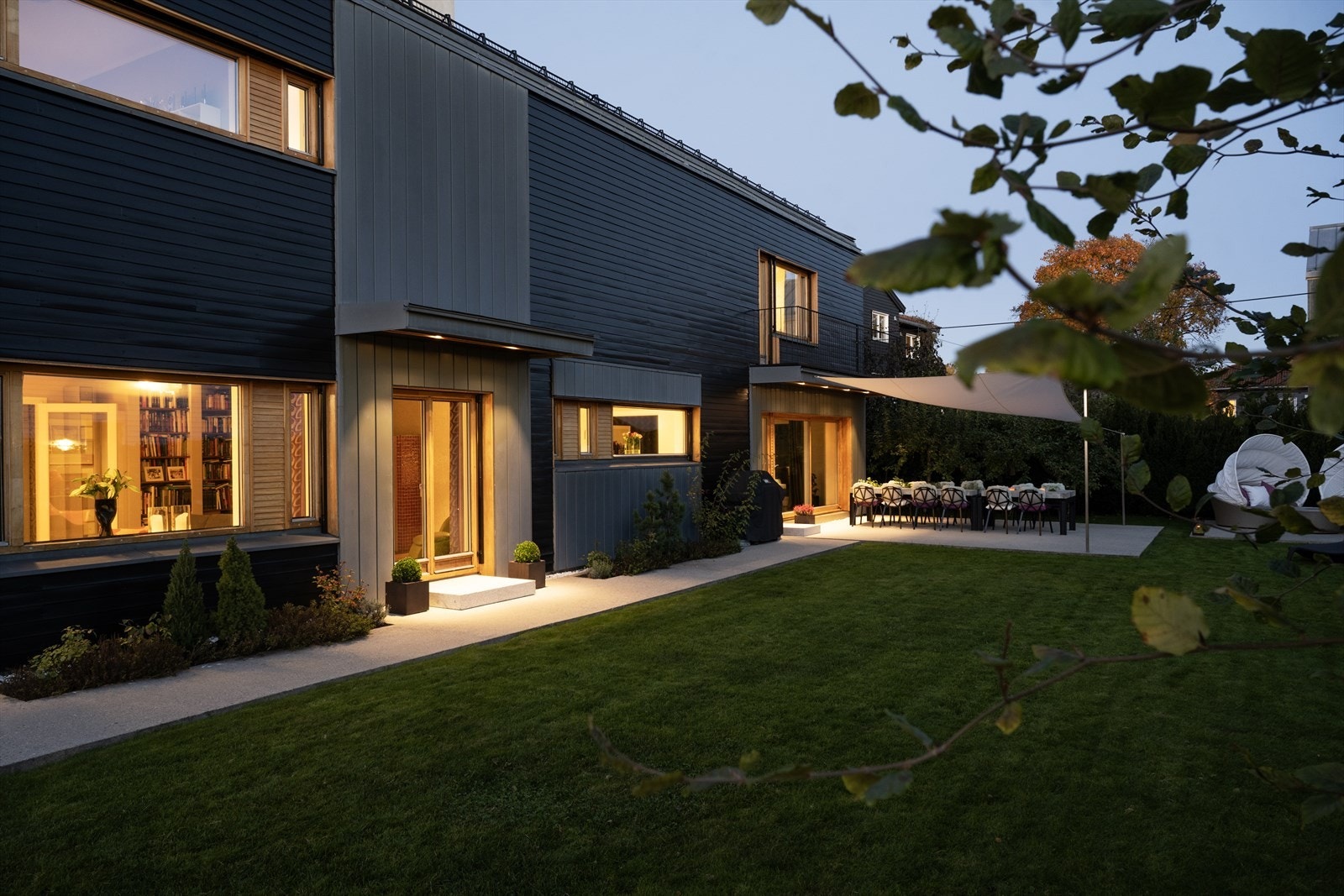 Skøyenstubben er blant kjentfolk kjent som en skjult perle i sitt nærmiljø med sin tilbaketrukne beliggenhet i stille blindvei. Boligen har vannbåren bergvarme fra et borrehull på ca. 210 meter. Det er egne avdelinger for bærbusker og grønnsaker. Galleribilde