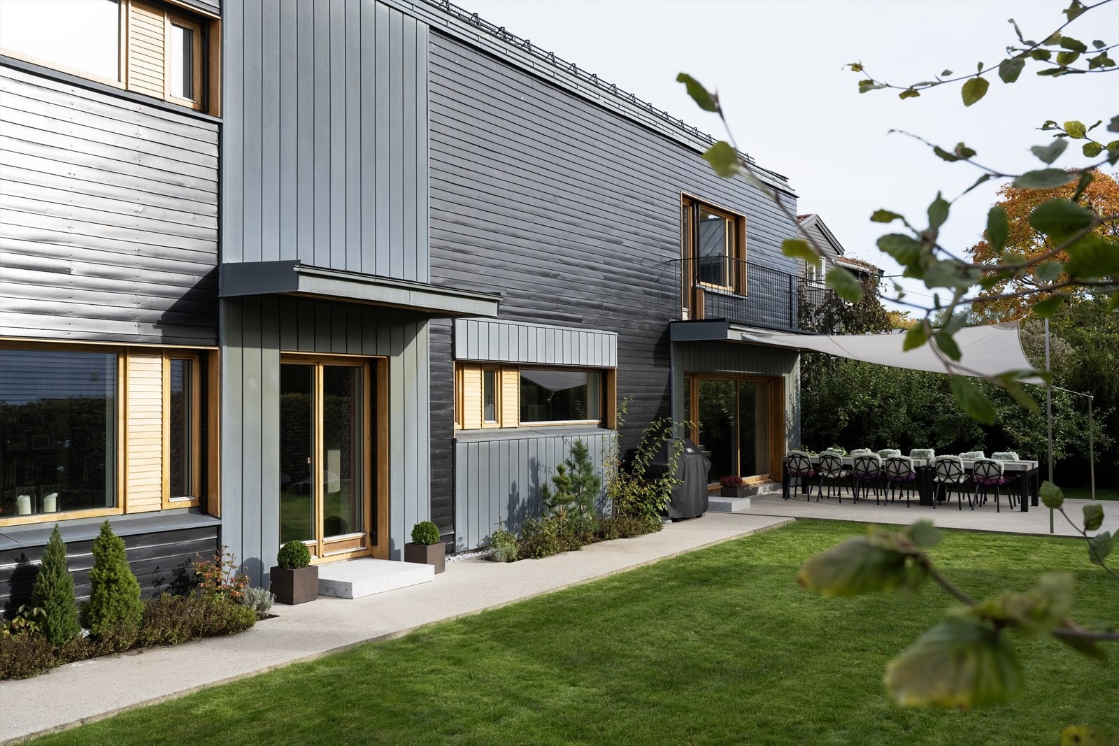 Markterrasser av slipt betong på tilsammen ca. 90 m² med god plass til grill og utemøblement samt omfattende beplantede blomsterbed. Galleribilde