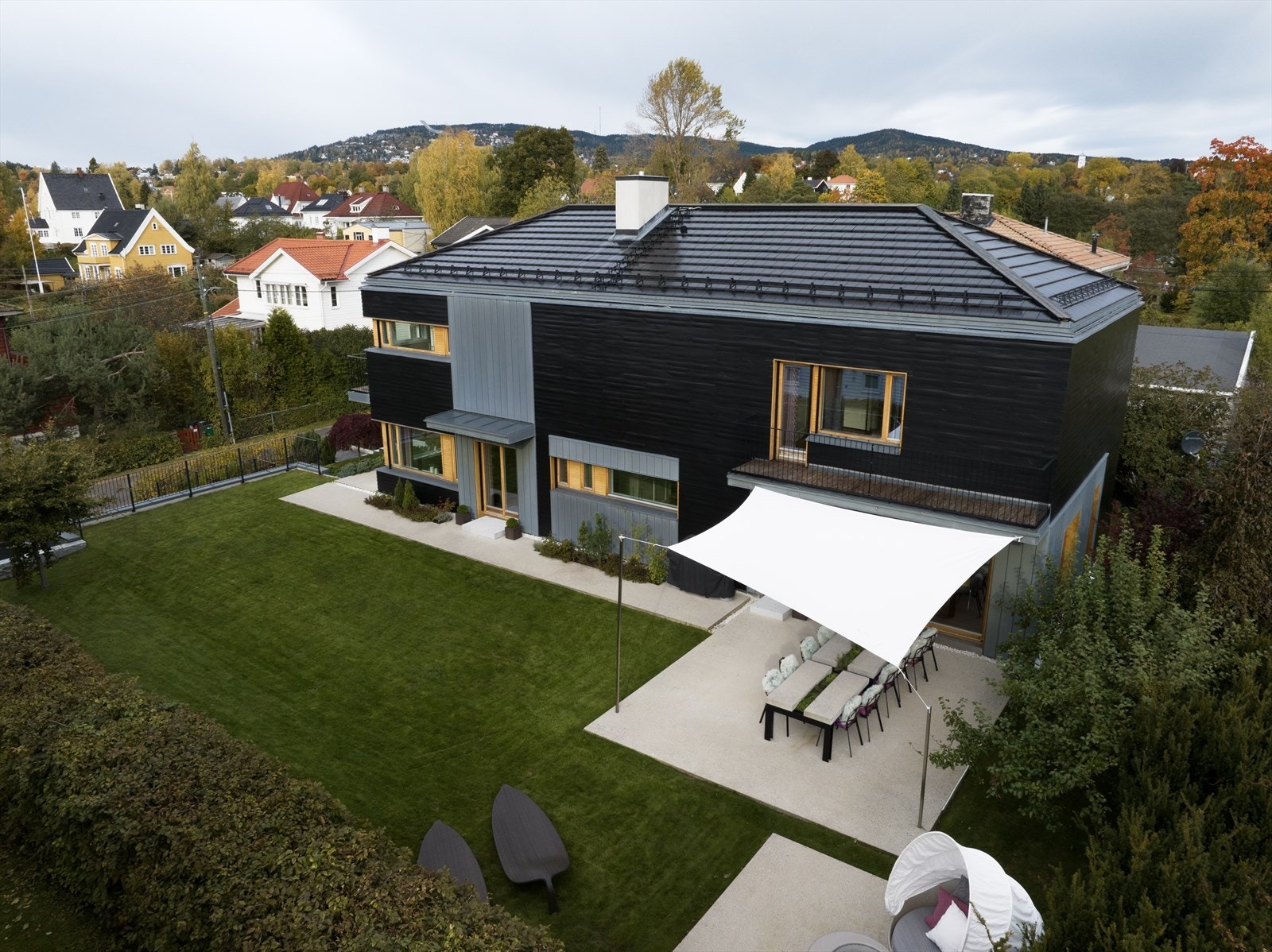 Værstasjon montert ved garasjeinnkjøring for styring av utelys, styring av screens ved vind samt varmekabler ved nedbør og kulde. Galleribilde