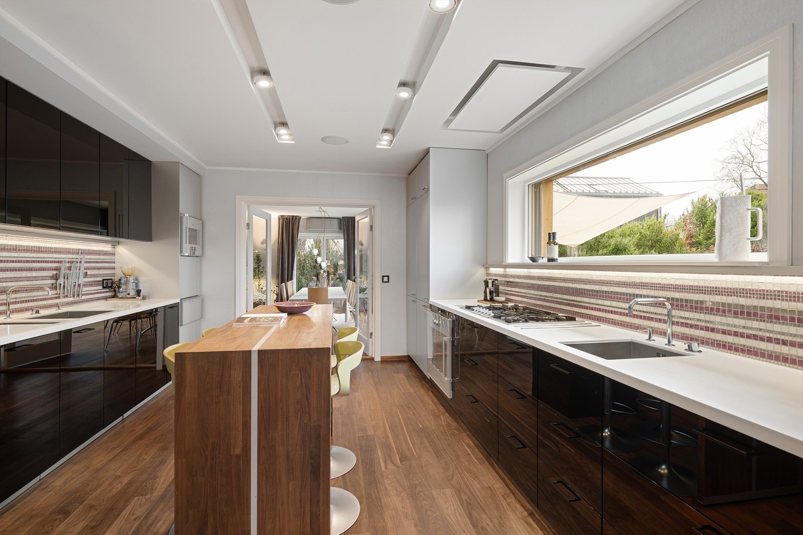 Opplegg for espressomaskin med vann, avløp og elektrisitet i kjøkkenskap. Det er bryterstyrte kontakter over kjøkkenbenker for kjøkkenmaskiner. Galleribilde