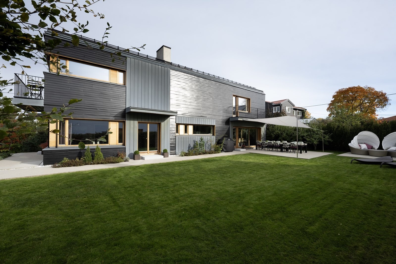 Den store, eide tomten på ca. 1 000,1 m² byr på en nydelig og usjenert hage med optimale solforhold gjennom hele dagen. Galleribilde