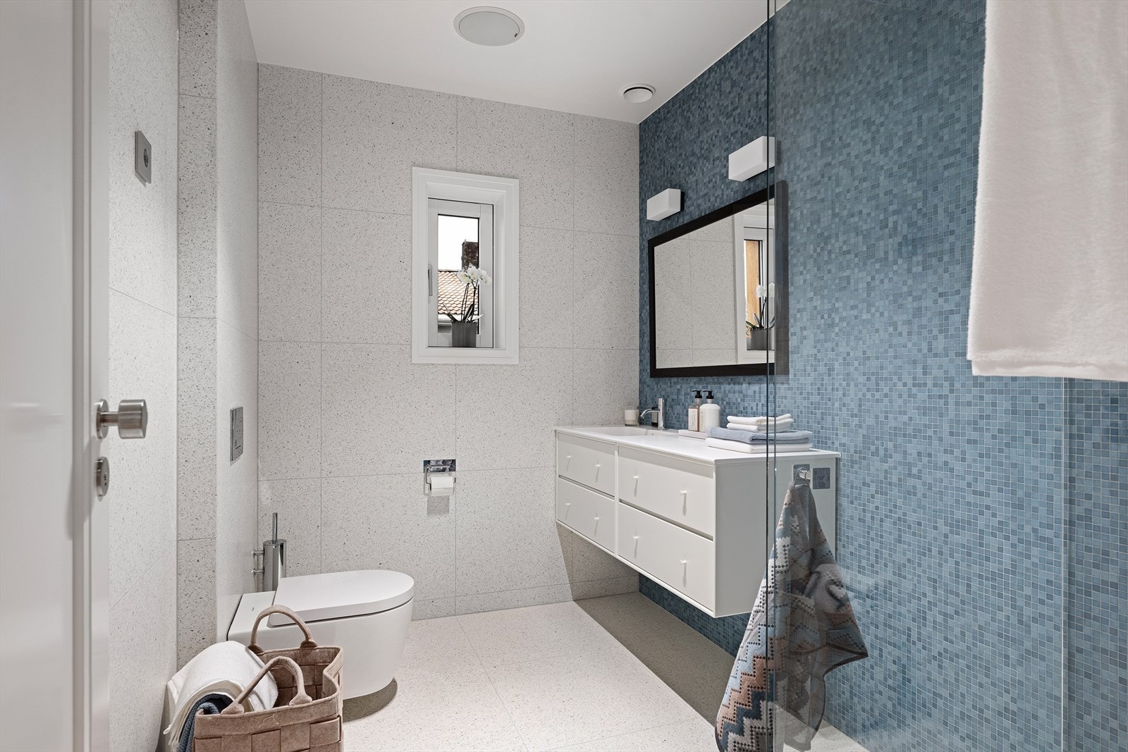 Mye eksklusiv belysning fra Delta Light og Bega. Vannbåren gulvvarme. Huset har 2 ventilasjonsaggregater med varmegjenvinning. Galleribilde