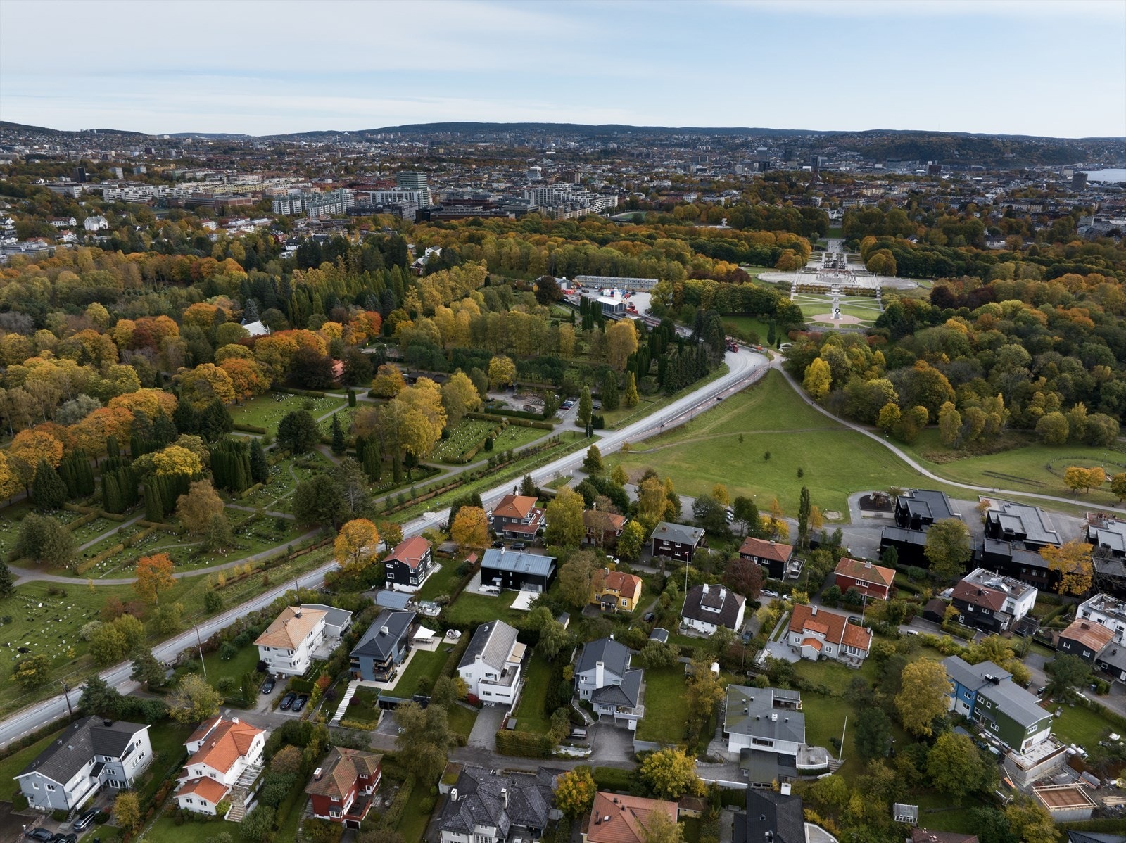 Skøyenstubben 4 har en svært attraktiv beliggenhet i et veletablert og meget etterspurt villastrøk rett ved Frognerparken og Skøyen skole. Området beskrives ofte som et av Oslos mest etterspurte med naturskjønne gangveier som leder rett til Frognerparken. Galleribilde