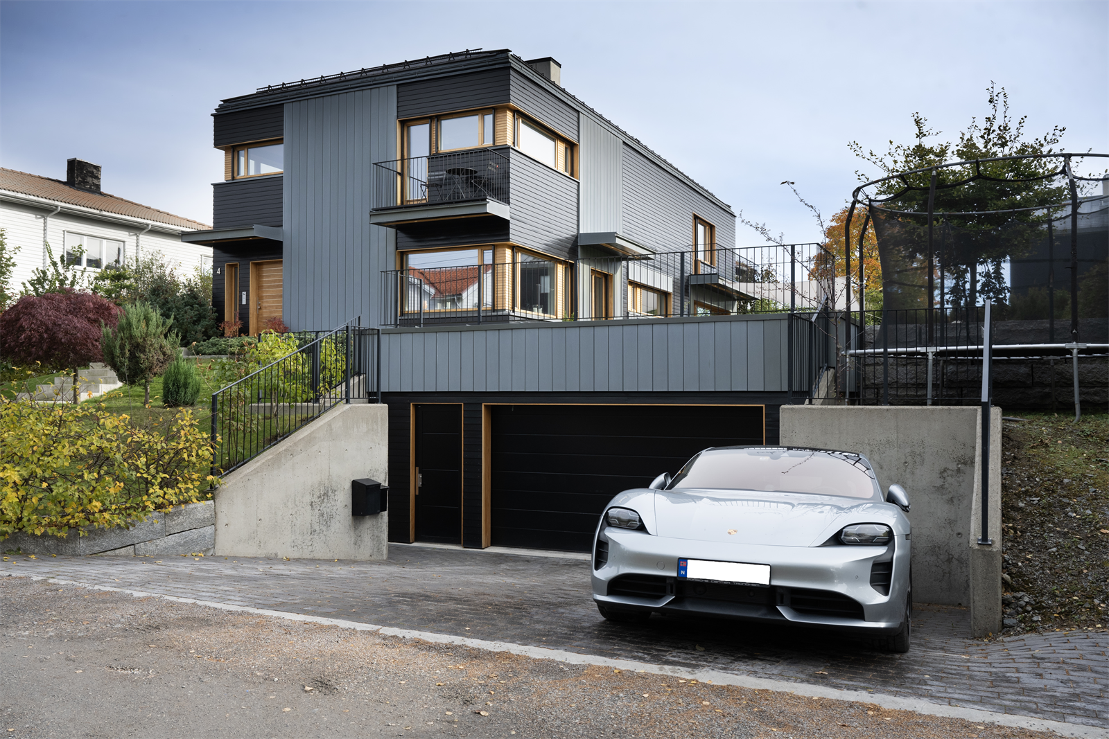 Eiendommen har underjordisk garasjeanlegg med plass til 4 biler og flere sykler, elektrisk port og oppvarmet nedkjøring med varmekabler i spor. Galleribilde