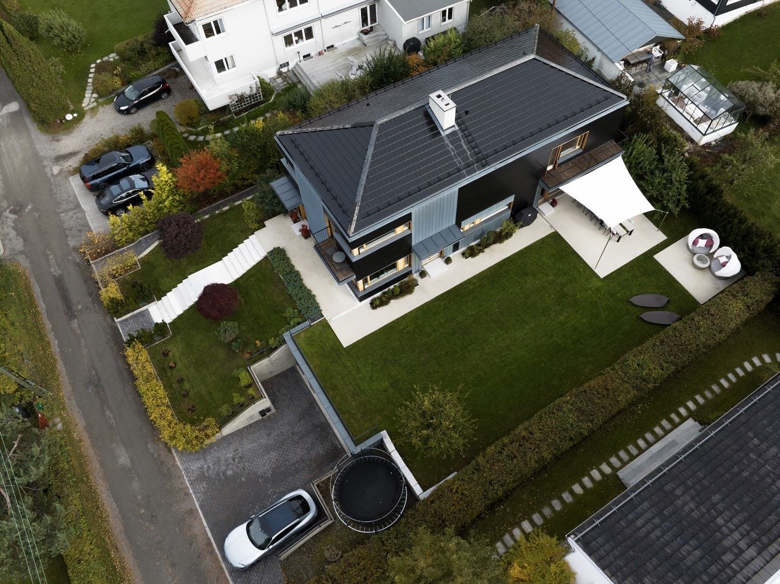 Boligen fremstår som sjeldent godt vedlikeholdt både innvendig og utvendig, og har hatt kontinuerlig oppgraderinger/ vedlikehold/ påkostninger fra renoveringen i 2010/12 og helt frem til dagens dato. Galleribilde