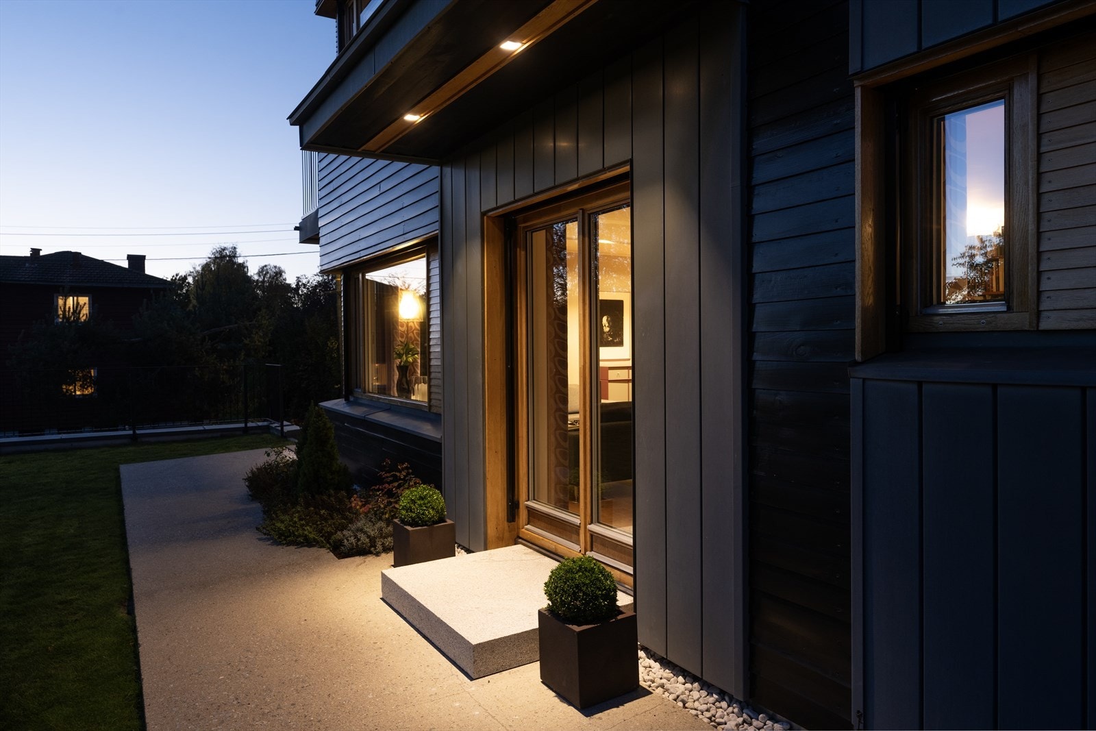 Vindusflatene har utvendig omramming av eik. De fleste vinduer mot syd og vest har fått montert elektrisk screen for beskyttelse mot solvarme i 2023. Galleribilde