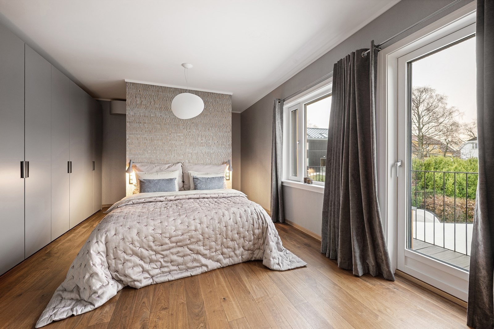 Stor master-avdeling med rikelig med garderobeskap på soverom, stort walk-in closet, og et meget stort bad med eksklusivt badekar av Corian. Galleribilde