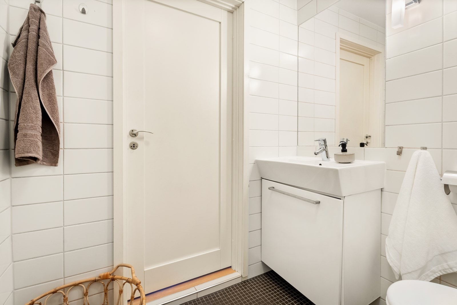 Badet har varmekabel i gulvet og servant innredning. Galleribilde