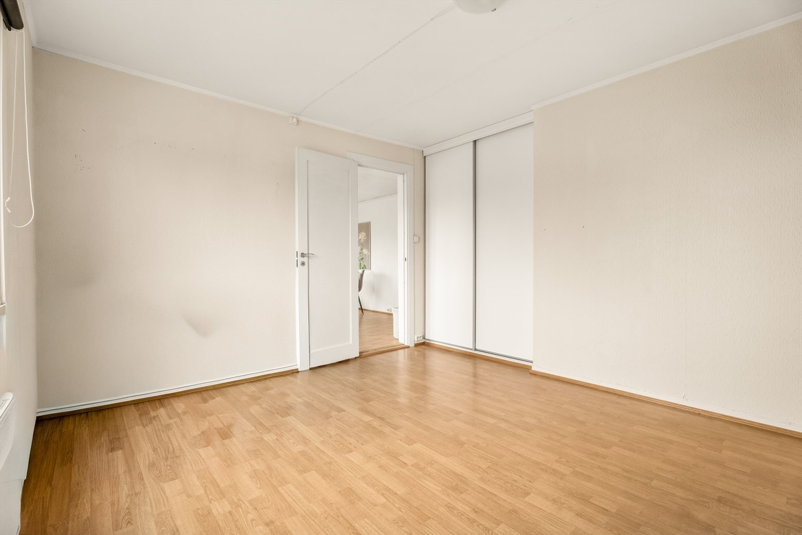 Leiligheten inneholder totalt 2 romslige soverom. Dette er hovedsoverommet. Galleribilde