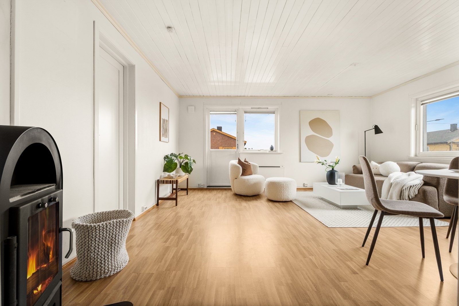 Stuen er både romslig og lys - i tillegg er det adkomst til en terrasse på hele 16 kvm. fra stuen. Galleribilde