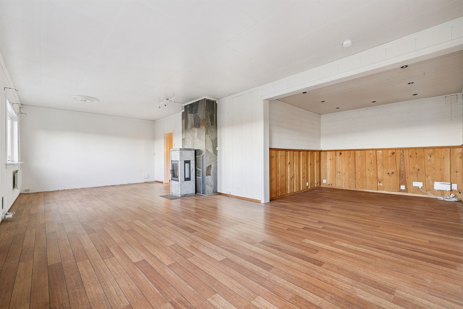 Store vindusflater som gir naturlig lysinnslipp Foto: Jørn Beheim Galleribilde