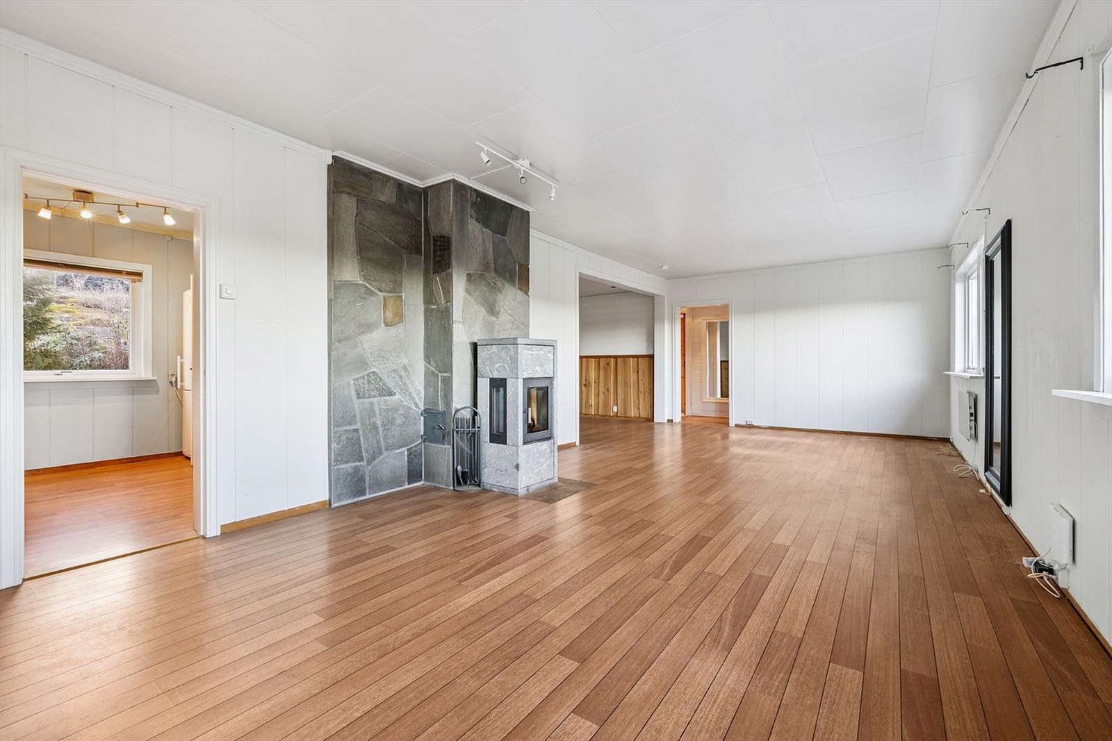 Videre inn fra kjøkkenet, kommer du til stuen Galleribilde