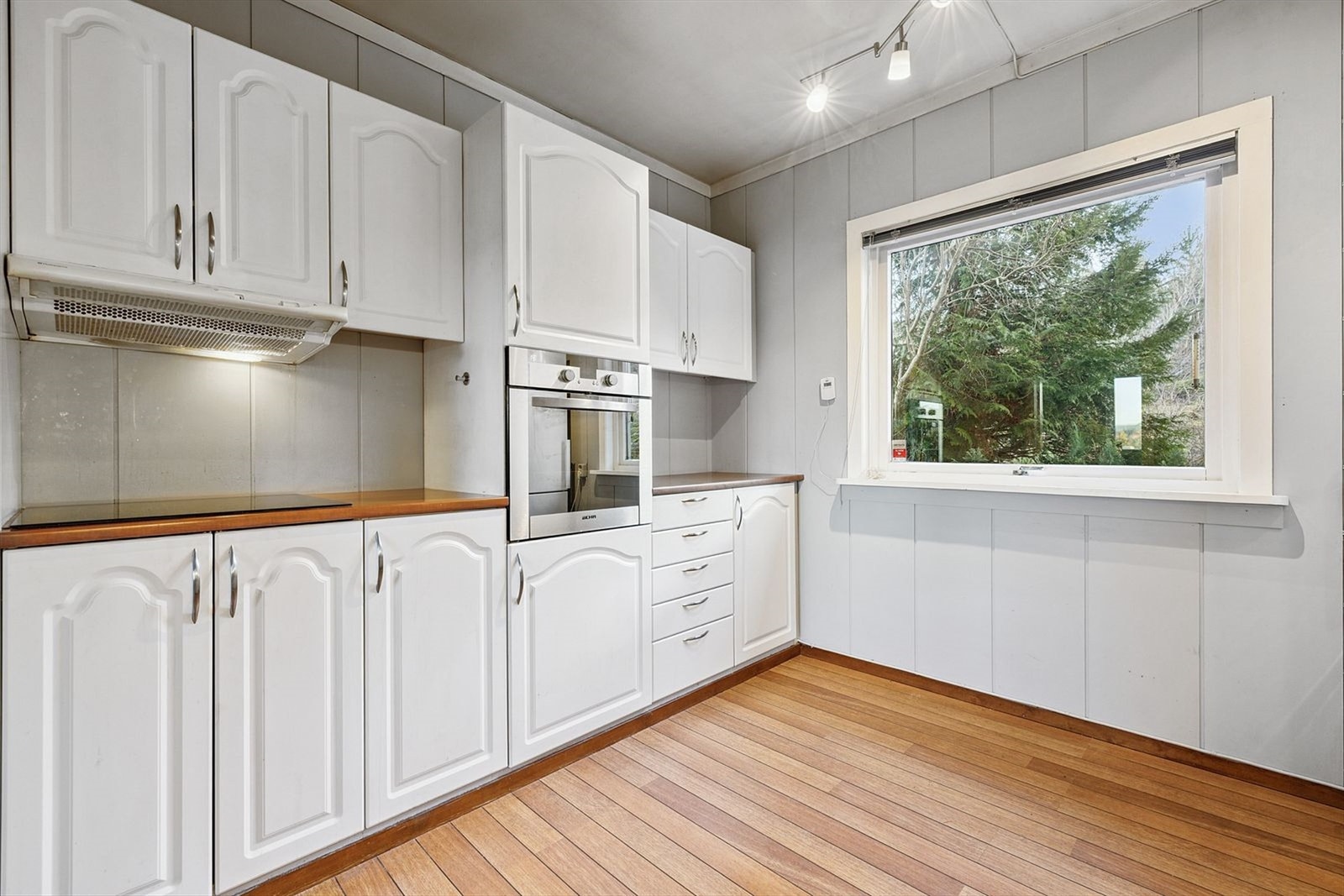 Benkeskapsbelysning og stikkontakter over kjøkkenbenk med ventilator i overskap Galleribilde