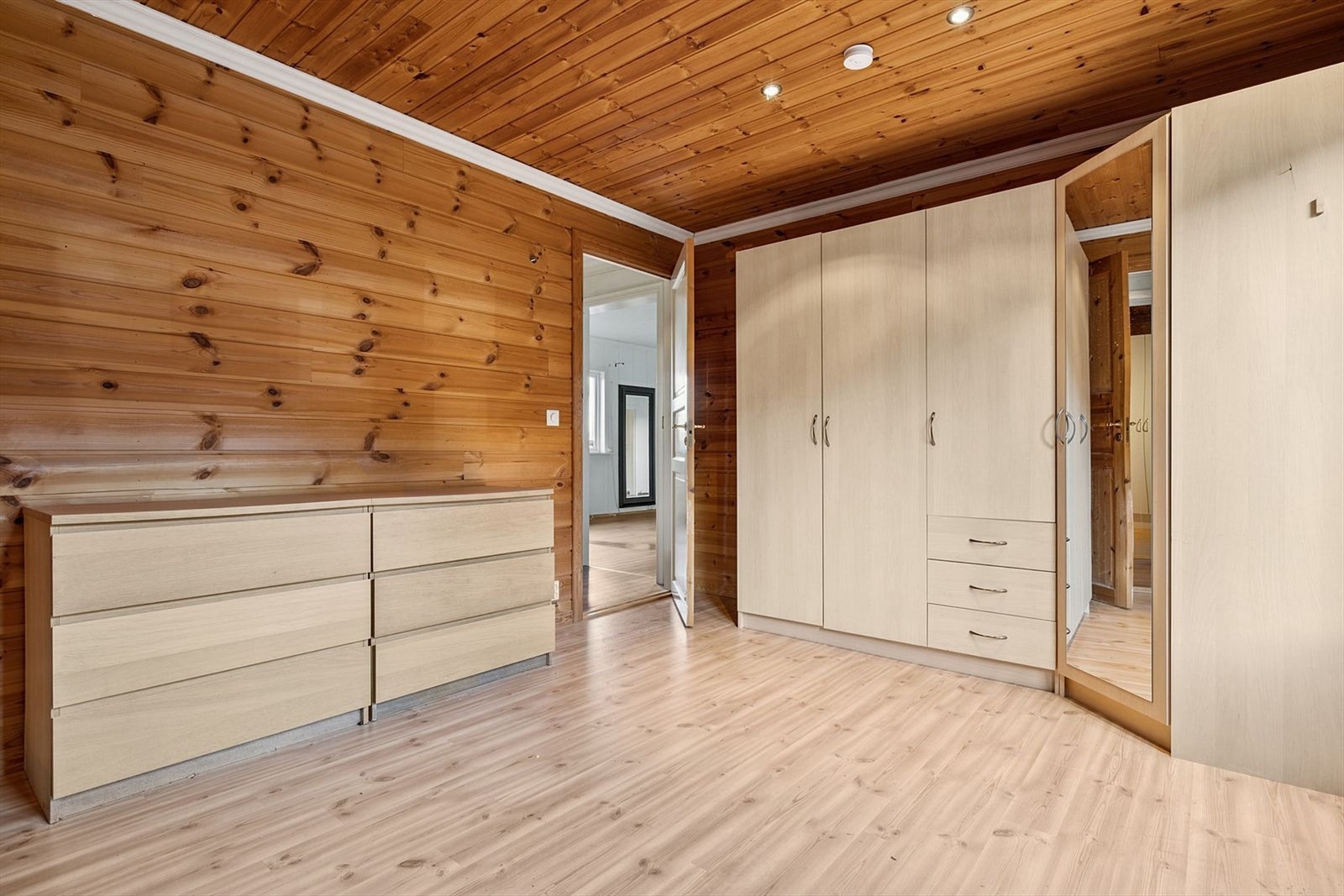 Hovedsoverom er svært innbydende med sine behagelige fargetoner og god størrelse. Galleribilde