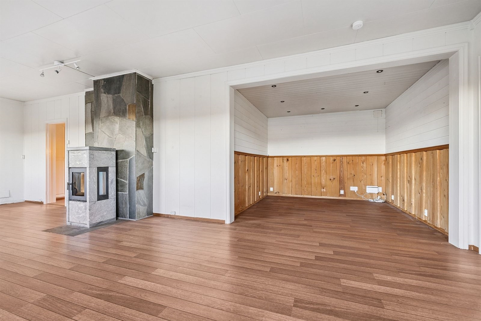 Boligens stue har en luftig og åpen planløsning med god plass til ulike møbelgrupper. Galleribilde