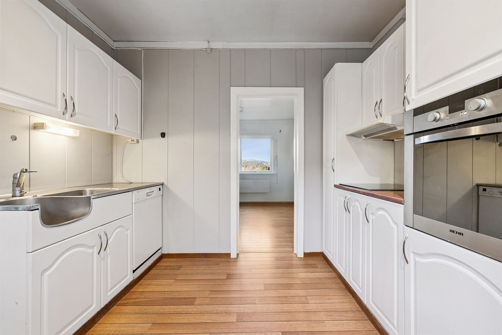 Godt utnyttet skap og benkplass Galleribilde