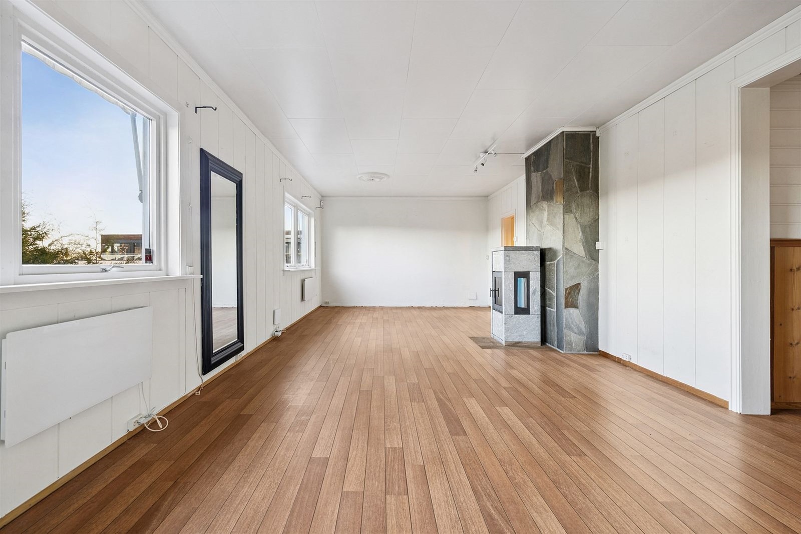 På kalde dager kan man fyre i peisen for meget god oppvarming av boligen. Galleribilde